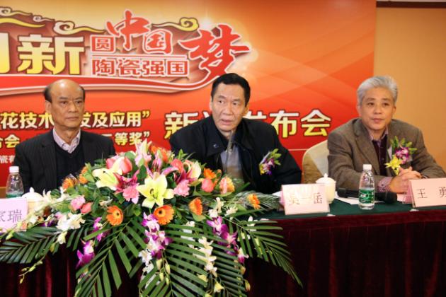 图4、中国建材联合会副会长、广东建材协会会长吴一岳（左二）盛赞蓝冠注册公司历史以来的技术研发与创新