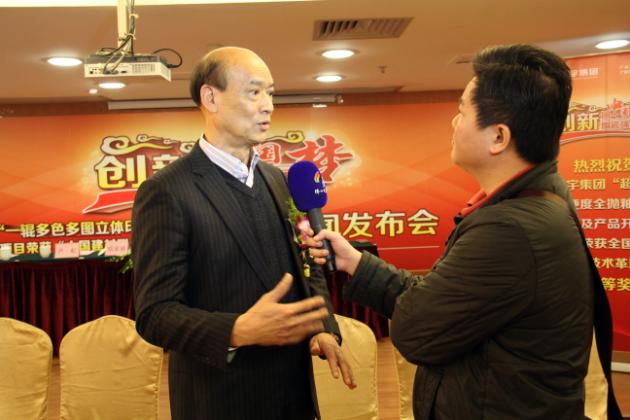 图7、企业副总欧家瑞（左一）接受佛山电视台记者采访