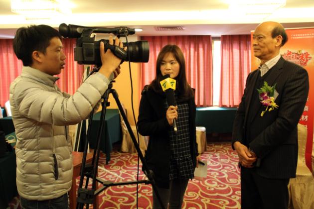 图8、企业副总欧家瑞（左一）接受广东电视台记者采访.jpg